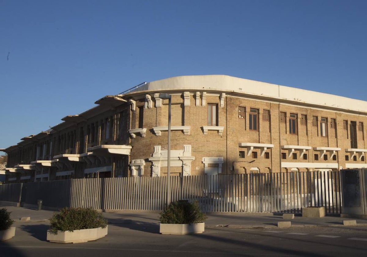 Edificio de los Docks que se va a restaurar, junto al puerto de Valencia.