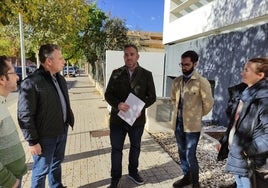 Simó junto a representantes socialistas de la Costera y Canals.