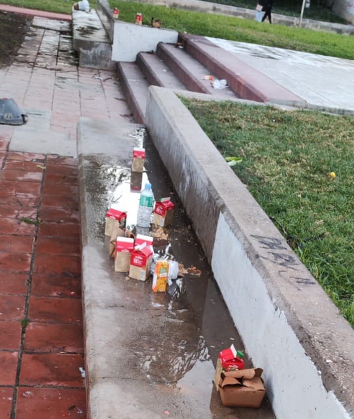 Imagen secundaria 2 - Restos de suciedad en el Jardín del Turia tras el reparto de alimentos.