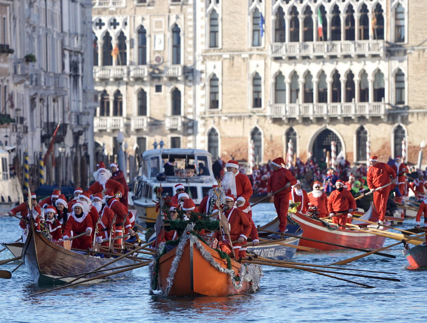 Papá Noel cambia el trineo por la góndola en Venecia