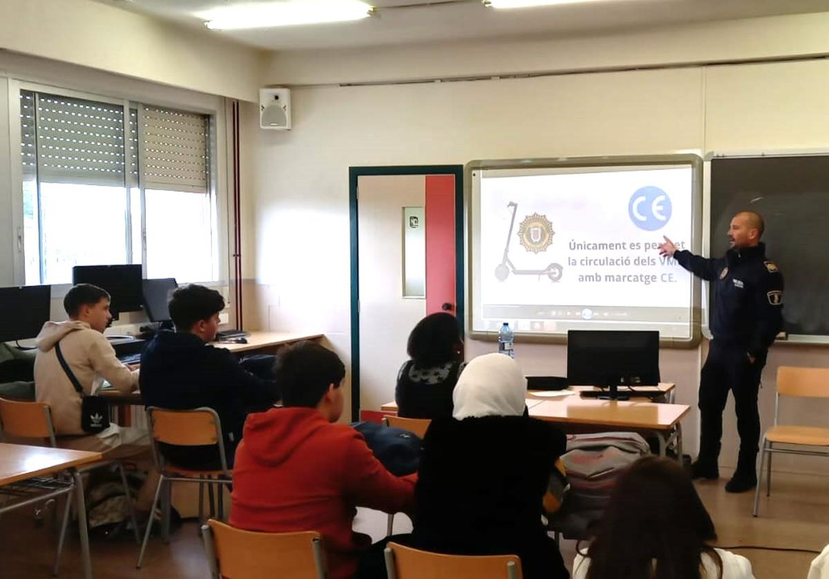 Charla en uno de los centros educativos de Carlet.