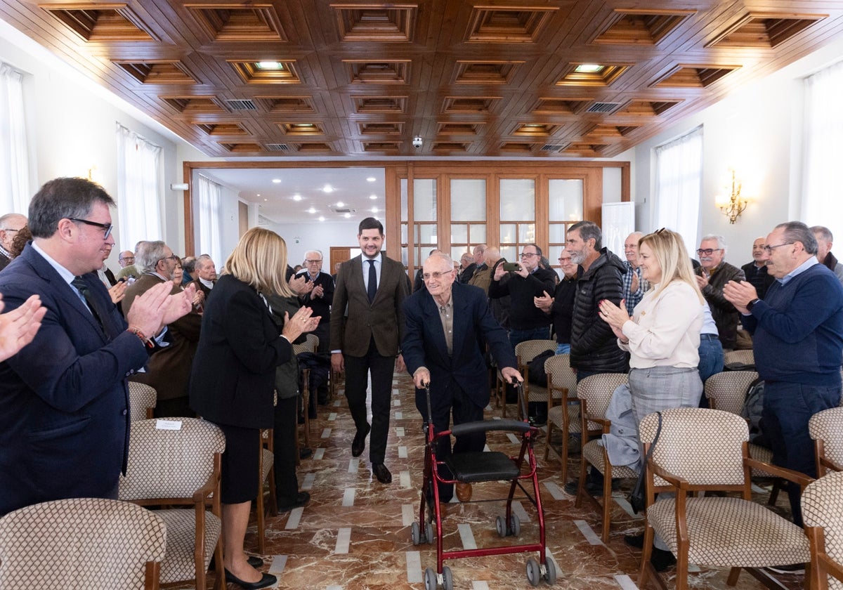 El escultor José Rausell a su llegada al salón de plenos.