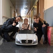 La Policía Nacional lleva regalos a los niños del Hospital de Dénia