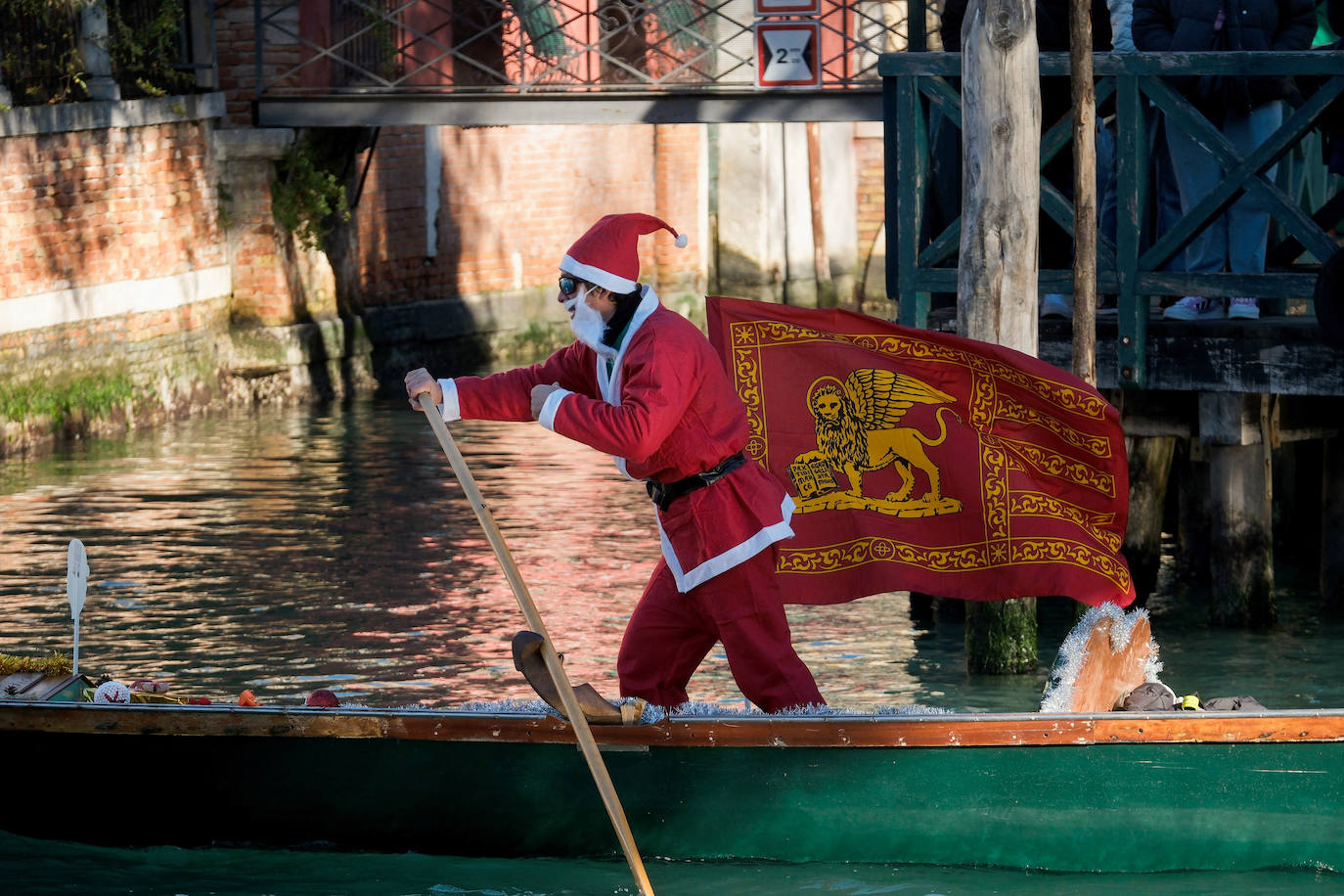 Papá Noel cambia el trineo por la góndola en Venecia