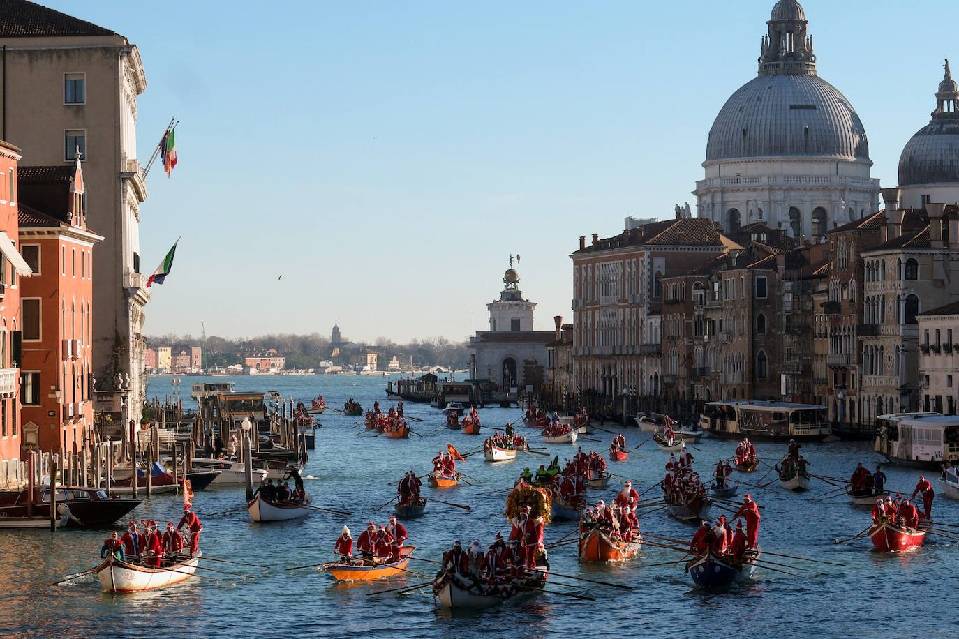 Papá Noel cambia el trineo por la góndola en Venecia