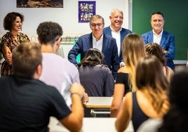 El conseller José Antonio Rovira, en un instituto el primer día de curso.