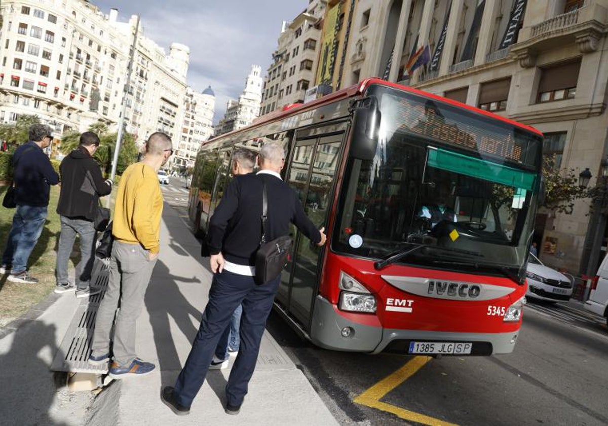 Una de las nuevas líneas llega a la plaza del Ayuntamiento.