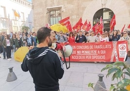 Protesta organizada por CC.OO. PV por la prioridad de los interinos en el concurso de traslados.