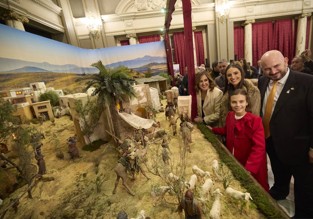 La alcaldesa de Valencia, María José Catalá, María Estela Arlandis y Marina García (FMV2024) y Gonzalo Mateu, de la asociación de Belenistas de Valencia.