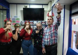 Varios jugadores celebrando el premio en sus sorteo durante las Navidades, imagen de archivo.