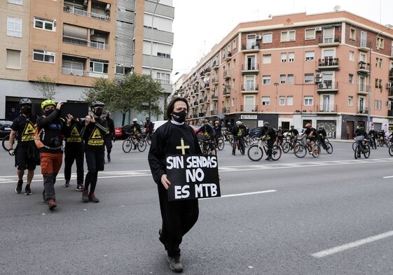 Protesta de los ciclistas por la legislación.