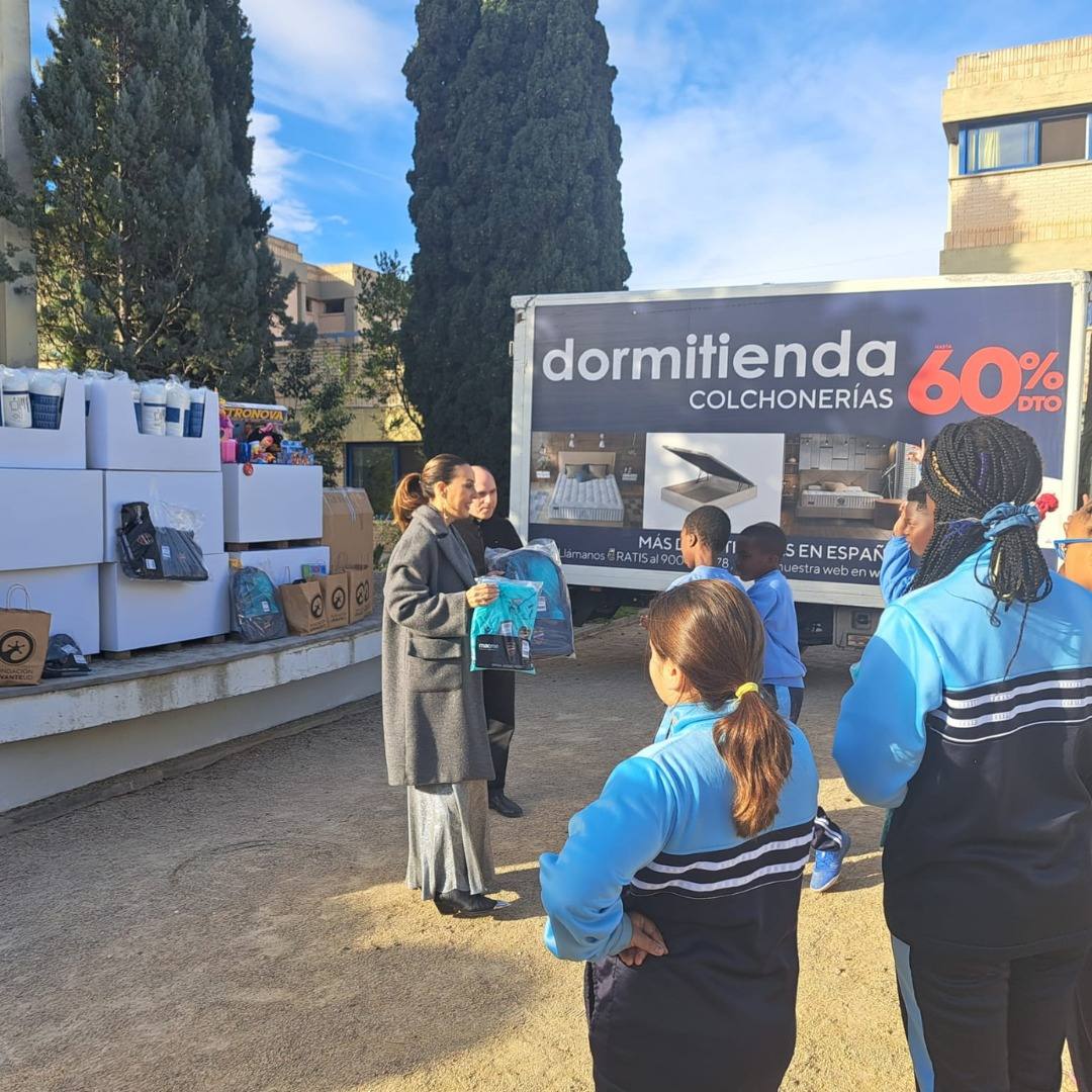 Dormitienda y la Fundación Mónica Duart entregando los regalos a los niños.