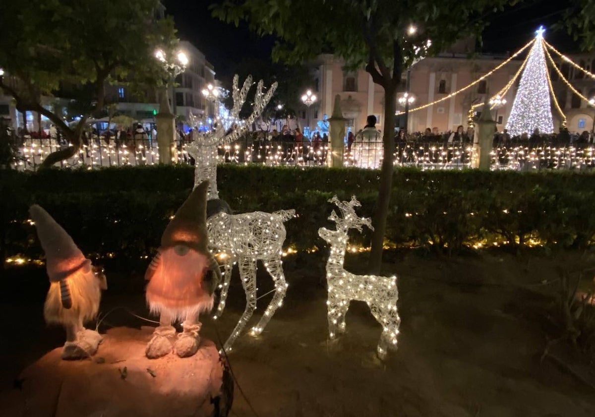 Imagen principal - Decorados navideños en los jardines del Palau de la Generalitat.