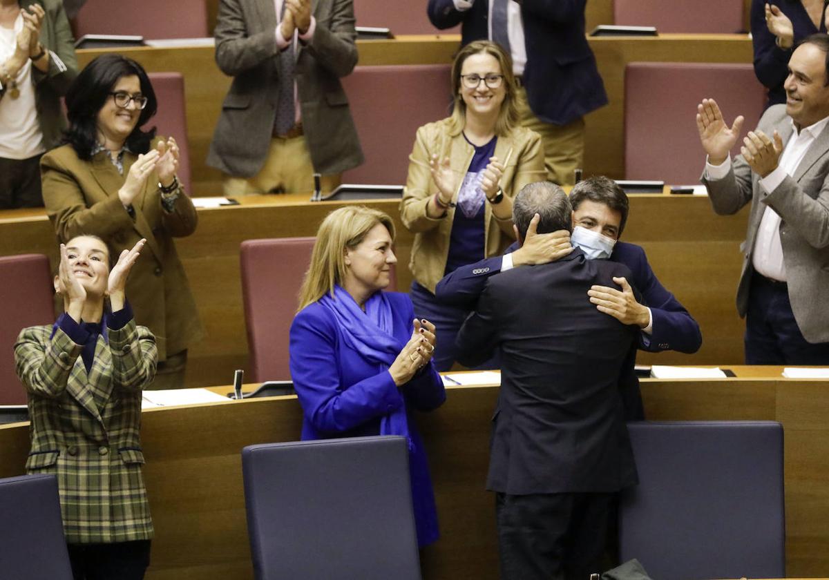 Mazón se abraza al vicepresidente Barrera, esta tarde en el pleno de Les Corts.