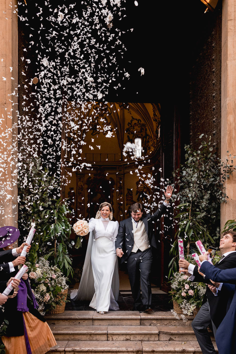 Los novios, tras salir de la iglesia donde se han casado, en San Juan del Hospital.