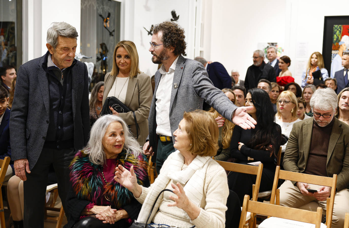 Stéphane Debost, dueño de la galería, acompaña a Manolo Colonques hasta su asiento.