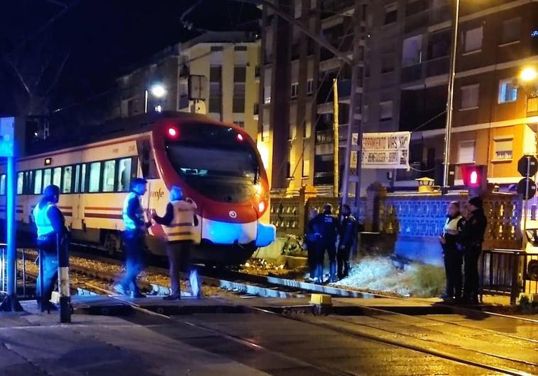 El tren, parado en el lugar del arrollamiento.