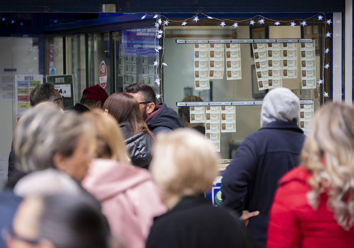 Cientos de personas apuran estos días para comprar los últimos décimos de lotería.