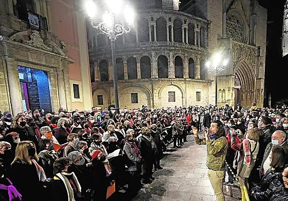 Los coros cantan el 'Adeste Fideles' ante la Basílica de la Virgen en una imagen de archivo.