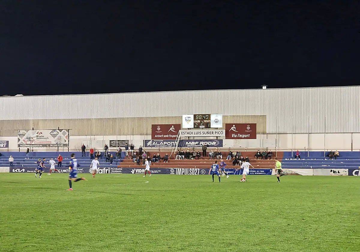 Un momento del partido entre el Alzira y el Atlético Saguntino en el Luis Suñer Picó.