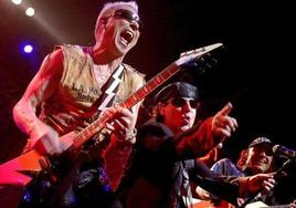 Matthias Jabs (i), Klaus Meine (c) y Rudolf Schenker (d), integrantes del grupo de rock alemán Scorpions.