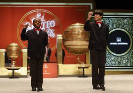 Dos estudiantes de San Ildefonso cantan el premio Gordo de la Lotería de Navidad de 2022.