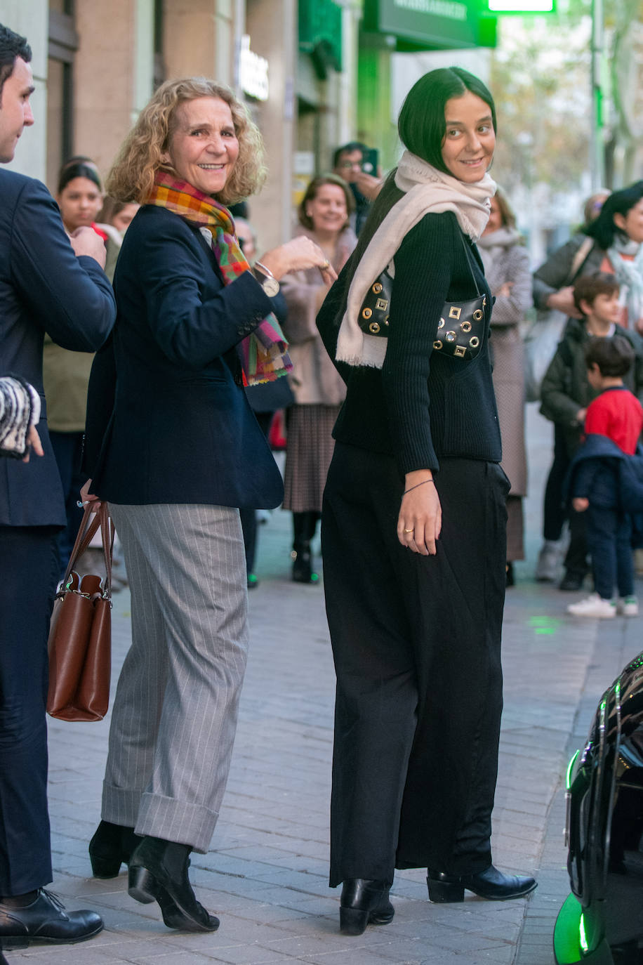 La infanta Elena junto a Victoria Federica al salir de la celebración de su 60 cumpleaños.