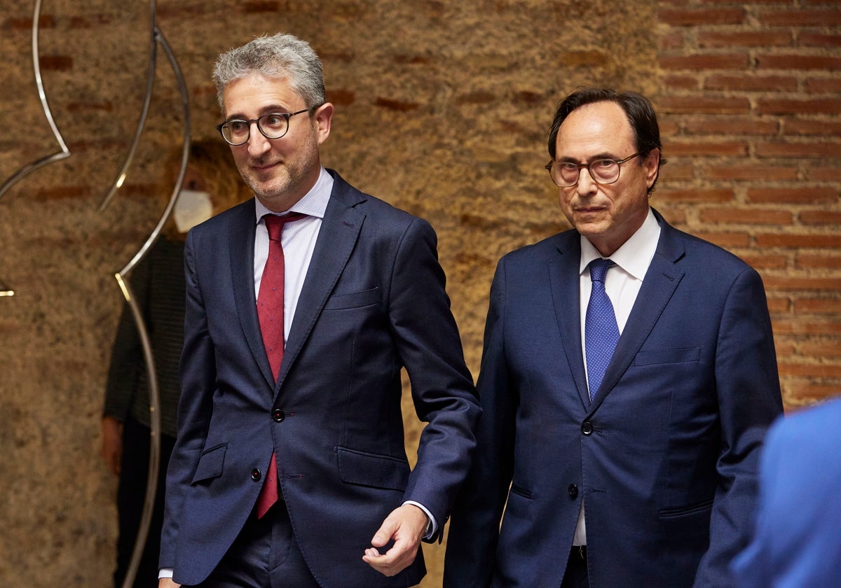 Los dos consellers de Hacienda con el Botánico, Arcadi España y Vicent Soler.