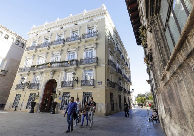 Turistas ante el hotel Palacio Vallier de Valencia.