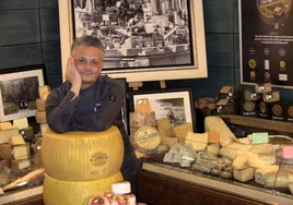 José Manuel Manglano rodeado de sus quesos.