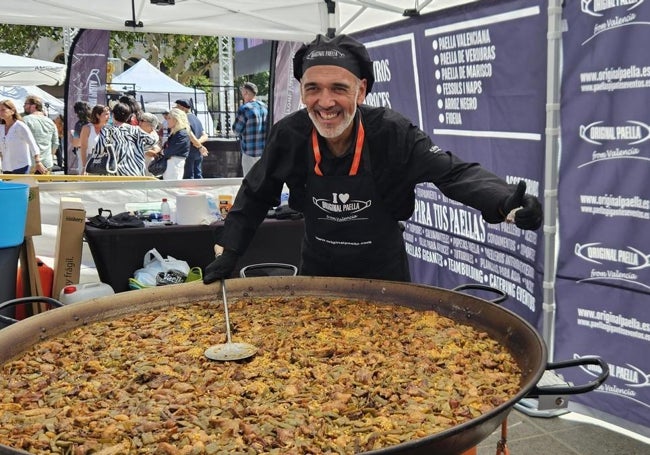 Javier Baixauli ante una de sus paellas.