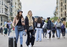 Viandantes en la plaza del Ayuntamiento de Valencia.