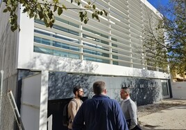 Bartolomé Pérez junto al alcalde, en su visita a Canals.