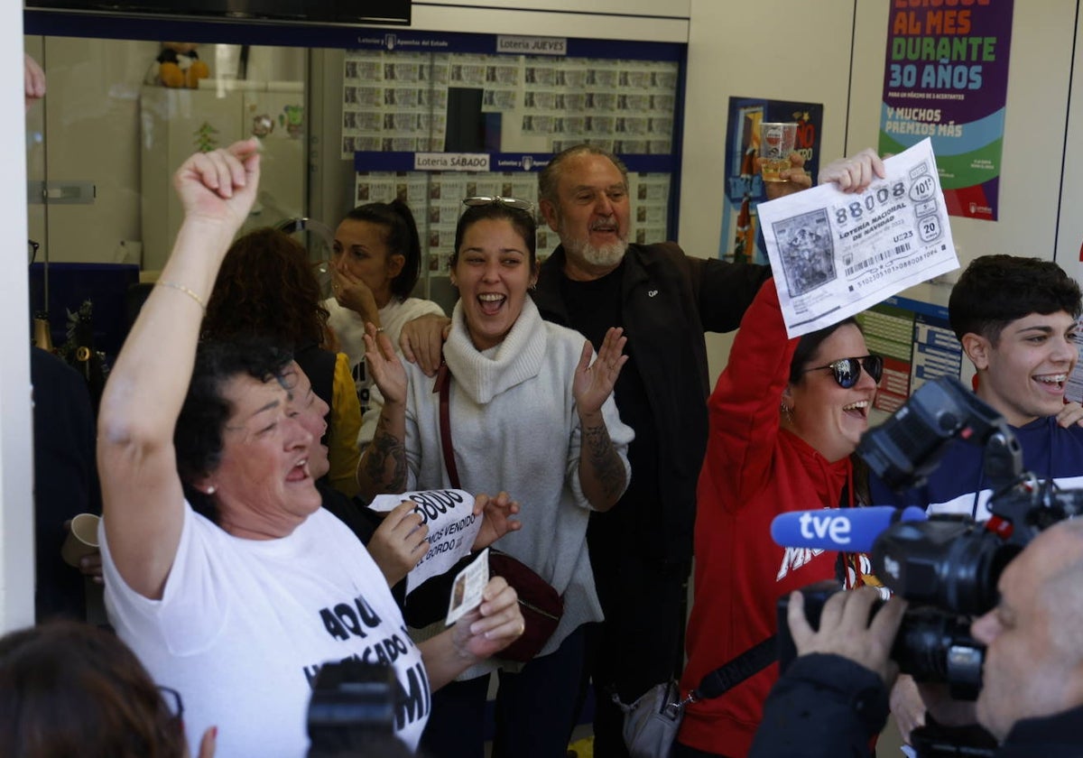 Celebración en la administració de la Lotería de Villamarxant.