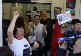 Celebración en la administració de la Lotería de Villamarxant.