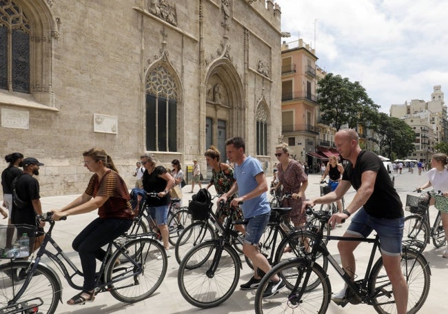 Un grupo de turistas pasa por delante de la Lonja.