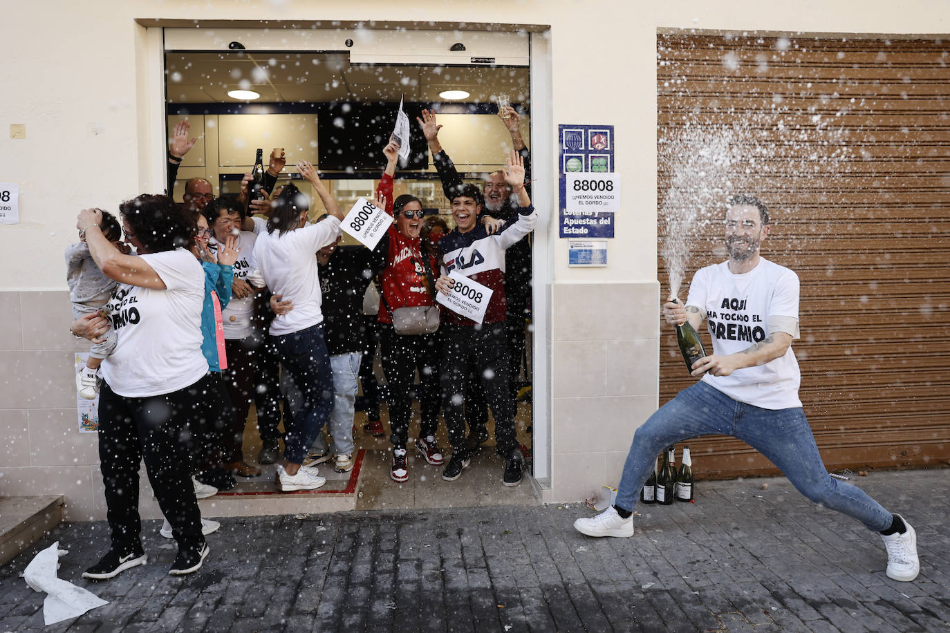 Vecinos de Villamarxant celebran que les ha tocado 'El Gordo'.