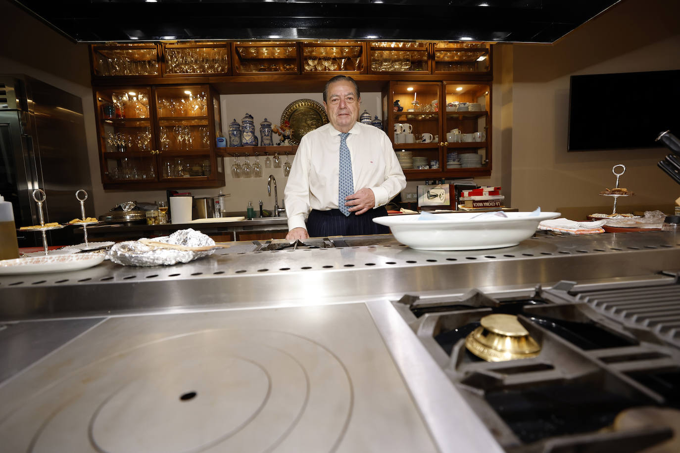 Vicente Boluda, en la cocina de Mas de Fos. El naviero confiesa que le encanta cocinar.