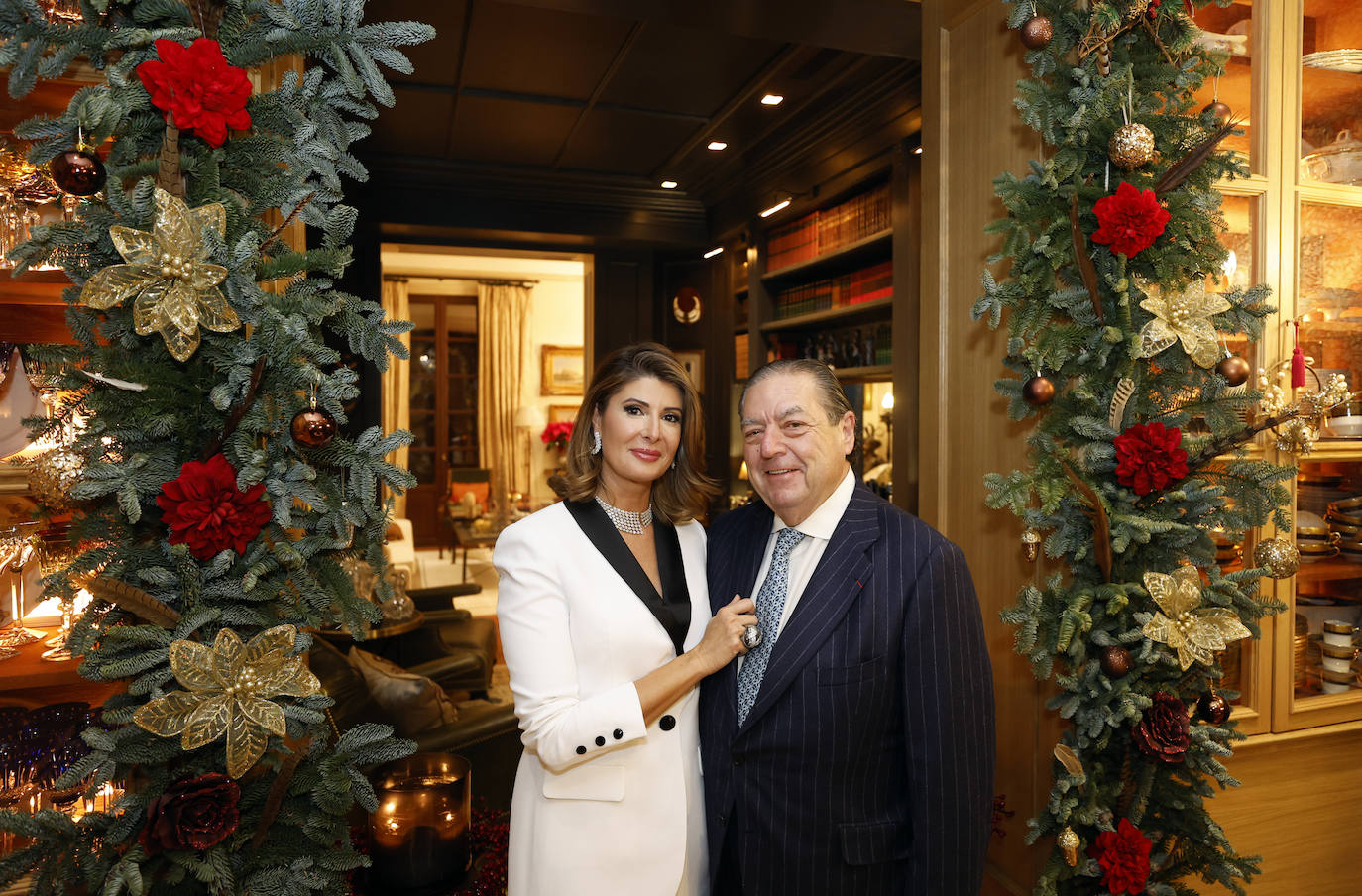 La pareja aprovecha la Navidad para decorar la casa. Este año Esther Pastor ha contado con la ayuda del Atelier de la Flor.