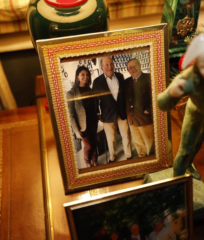 Imagen secundaria 2 - arriba, en el saloncito contiguo al dormitorio del Rey emérito, soldaditos de plomo y fotos. A la izquierda, mantas de Hermès en la habitación. A la derecha, una foto de Boluda y Esther Pastor junto a Don Juan Carlos.