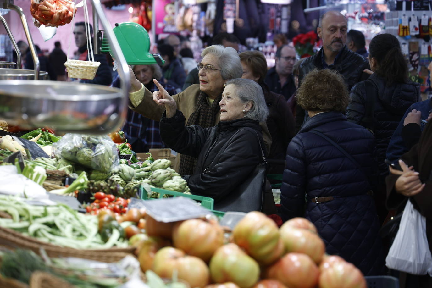 Llenazo en el Mercado Central de Valencia por las últimas compras navideñas