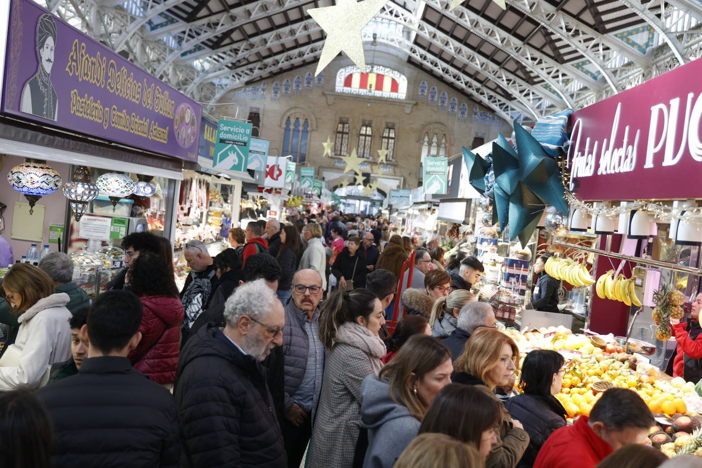 Llenazo en el Mercado Central de Valencia por las últimas compras navideñas