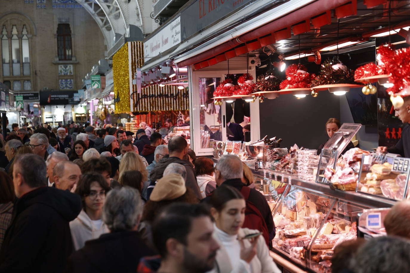 Llenazo en el Mercado Central de Valencia por las últimas compras navideñas