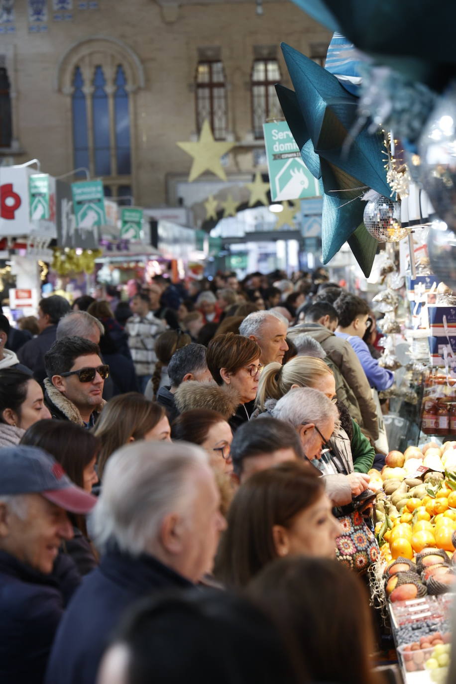 Llenazo en el Mercado Central de Valencia por las últimas compras navideñas