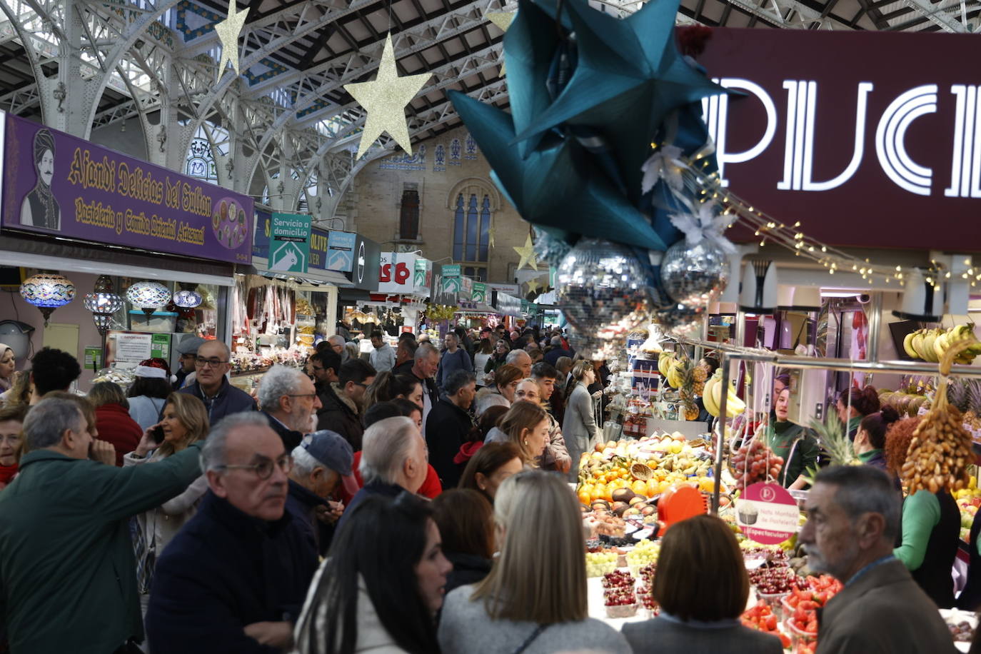 Llenazo en el Mercado Central de Valencia por las últimas compras navideñas