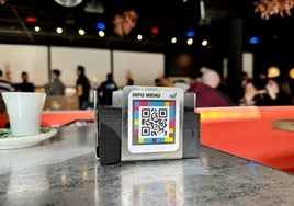 Una carta de un restaurante, con los códigos QR Navilens.