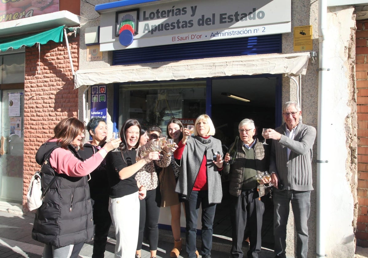 Las loteras, miembros de la Tercera Orden Franciscana de Pego y agraciadas.