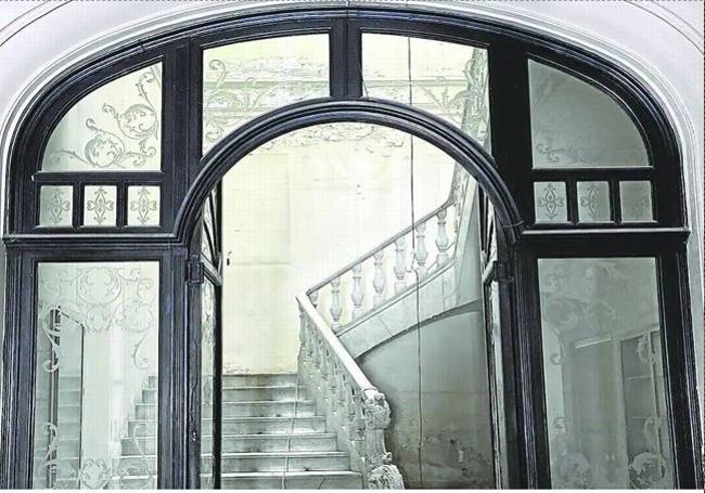 Vestíbulo y escalera del palacio de montortal.