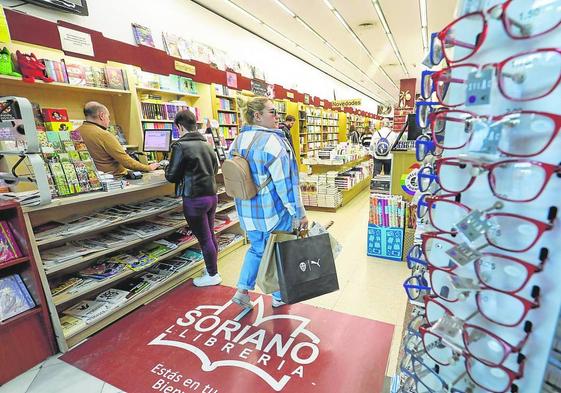 Poco a poco, con el pasar de los minutos, más lectores pululan por la librería valenciana Soriano.