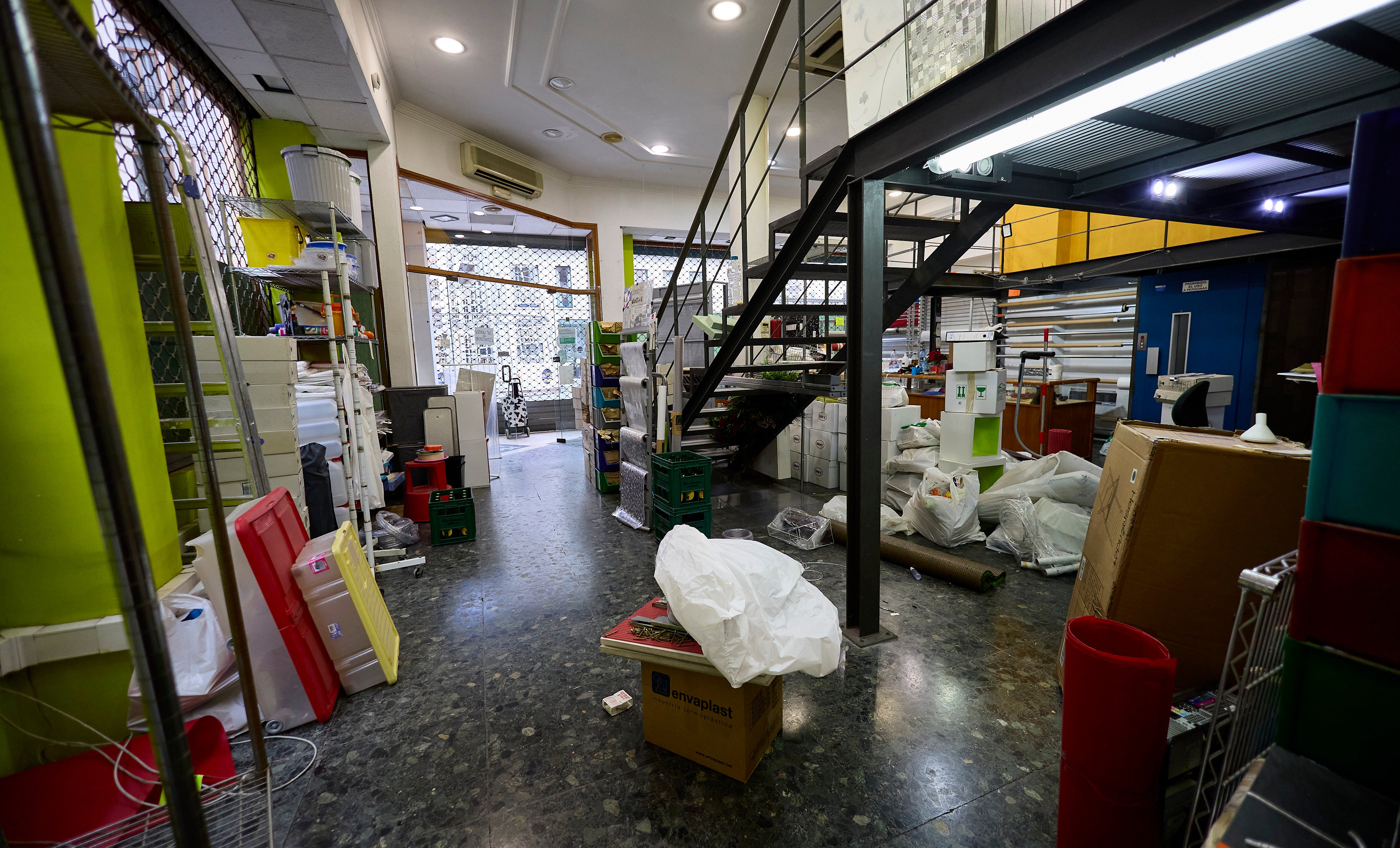 Interior de la tienda, con todo embalado y recogido.